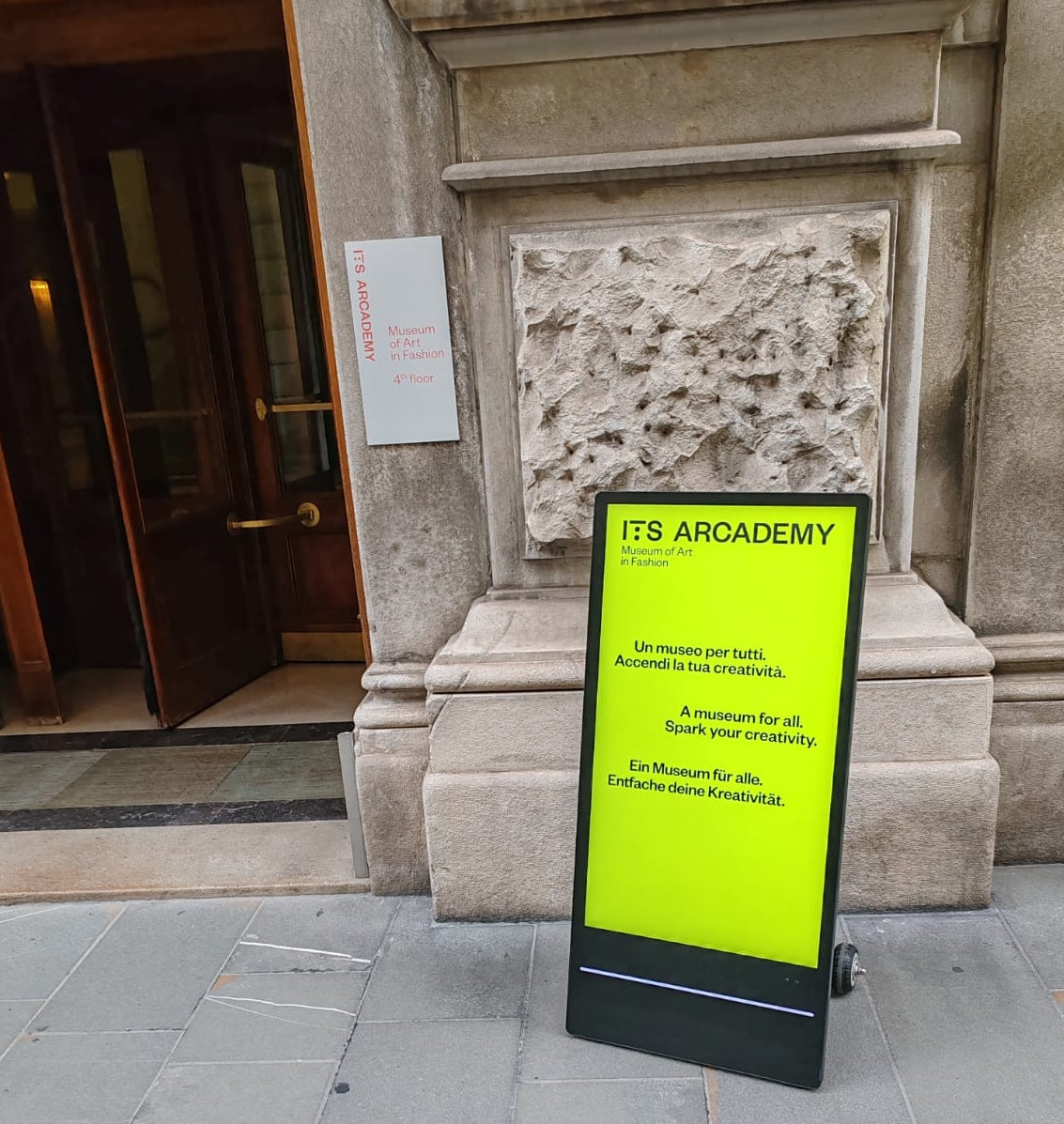 SIOXCFZ IP55 outdoor lcd signage display with battery inbuilt